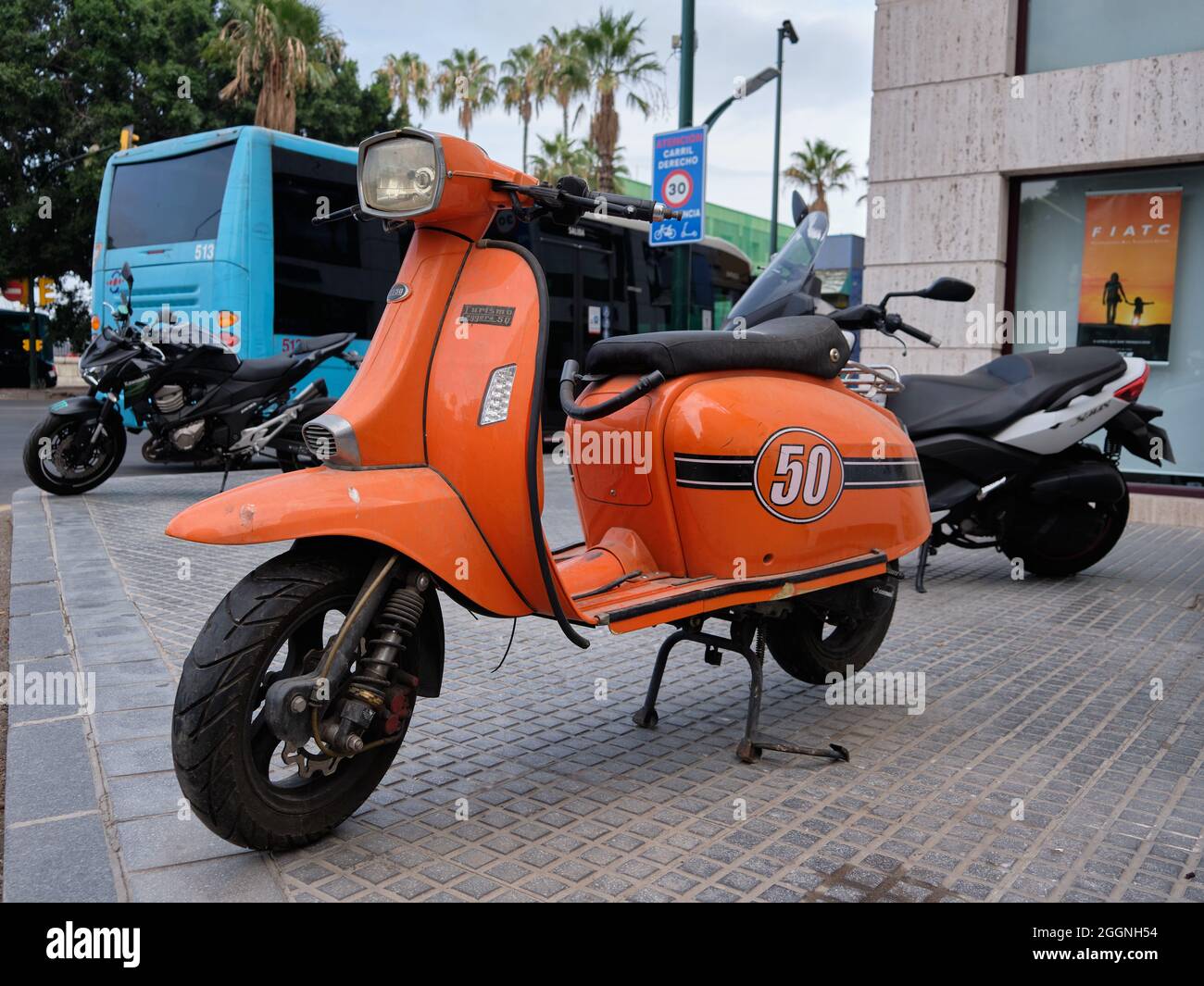 Scooter abandonado Scomadi Turismo Leggera 50 cc en la ciudad de Málaga,  Andalucía, España Fotografía de stock - Alamy