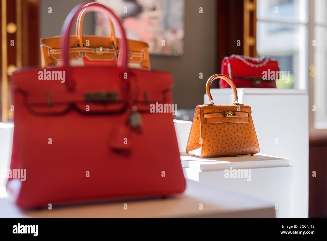 Colonia, Alemania. 02nd de Sep de 2021. Los bolsos de lujo de Louis  Vuitton, Chanel y Hermes, Birkin Bag (delante) y Mini Birkin (r), están en  exhibición en la nueva sucursal alemana