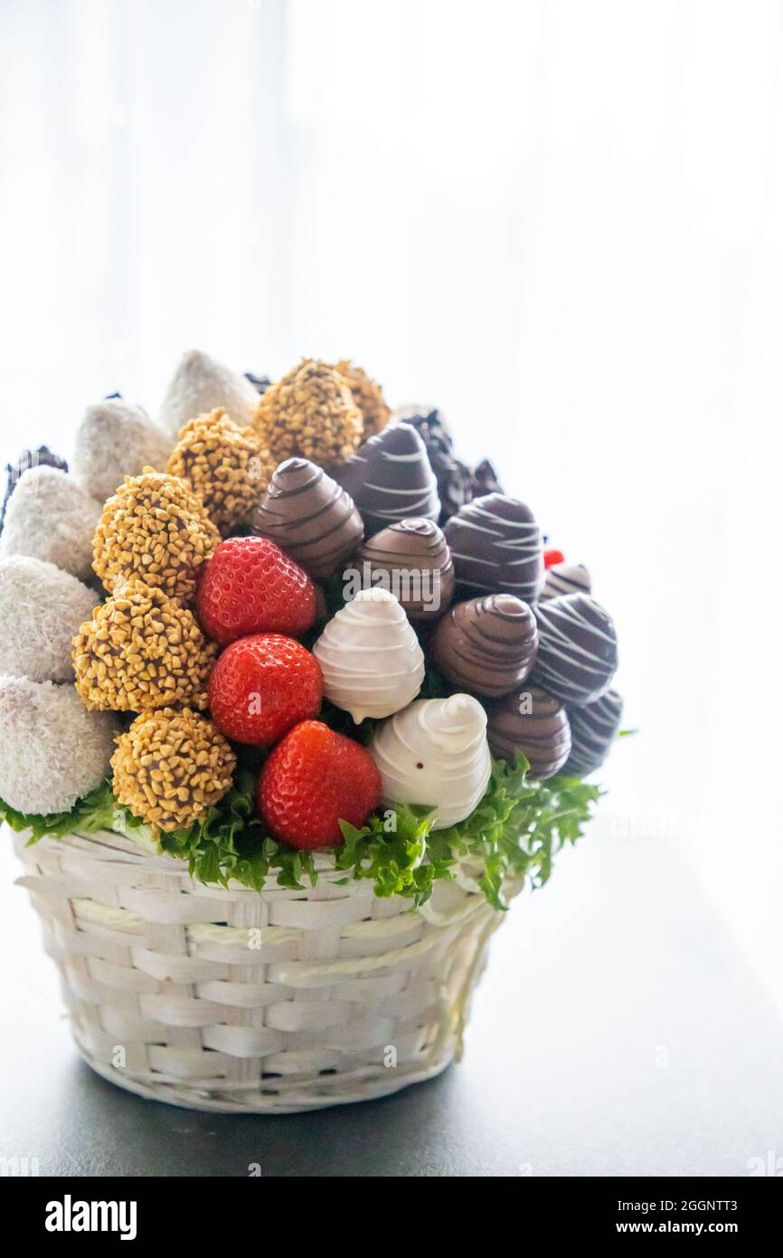 Flores comestibles de chocolate de fruta de fresas Fotografía de stock -  Alamy