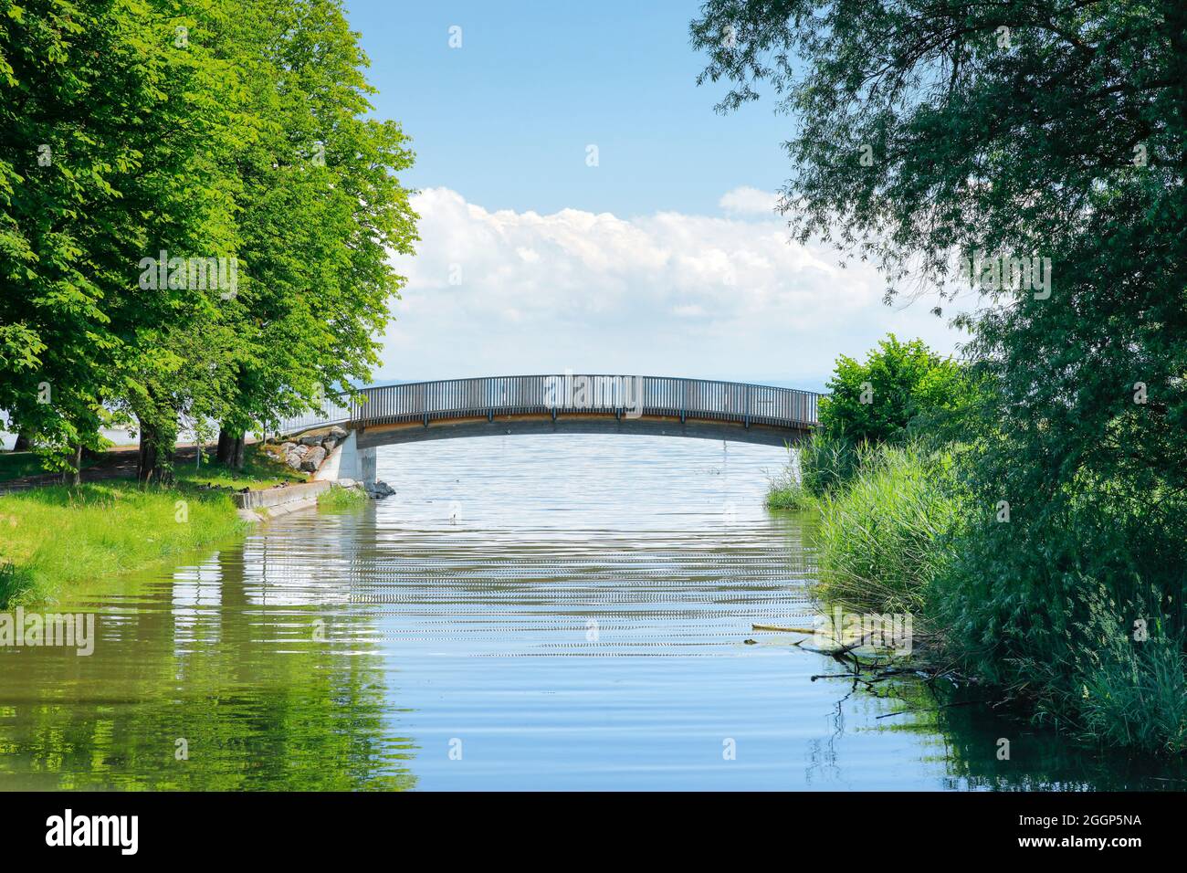 Brücke führt über Bach Aach Bei Mündung en den Bodensee, Arbon im Thurgau, Schweiz Foto de stock