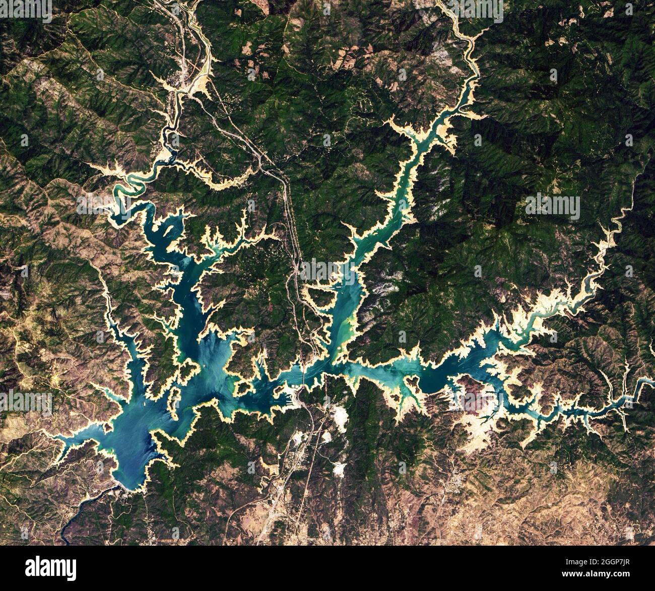 Esta imagen del Lago Shasta de California fue capturada por el Operational Land Imager (OLI) en Landsat 8 el 16 de junio de 2021. Foto de stock