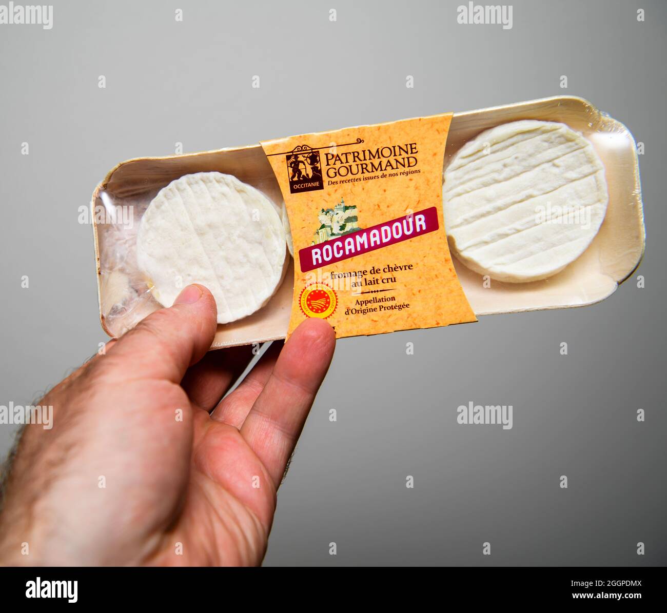 POV macho paquete de mano de delicioso queso Rocamadour Fotografía de stock  - Alamy
