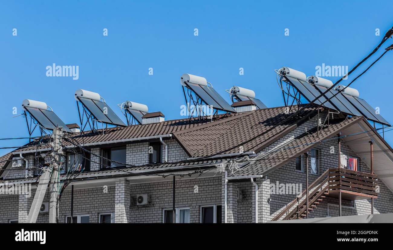 Paneles solares térmicos y calentadores de agua tecnologías alternativas de  calefacción de agua en el techo del hotel contra el cielo azul al aire  libre Fotografía de stock - Alamy
