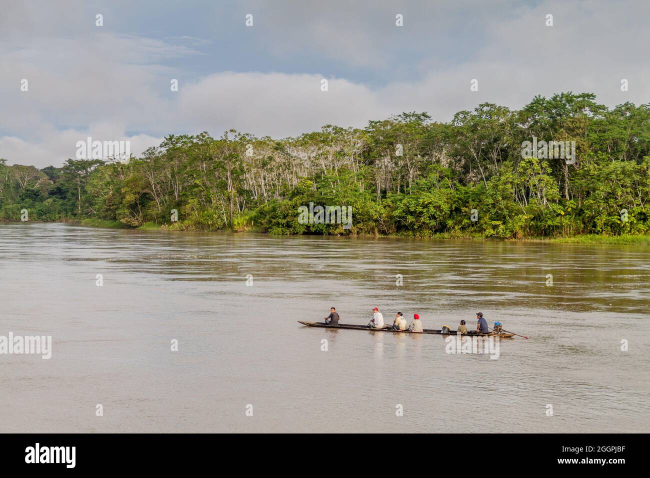 PANTOJA, PERÚ - 9 DE JULIO de 2015: Aldeanos en una canoa de dugout llamada Peke Peke en un río Napo, Perú Foto de stock