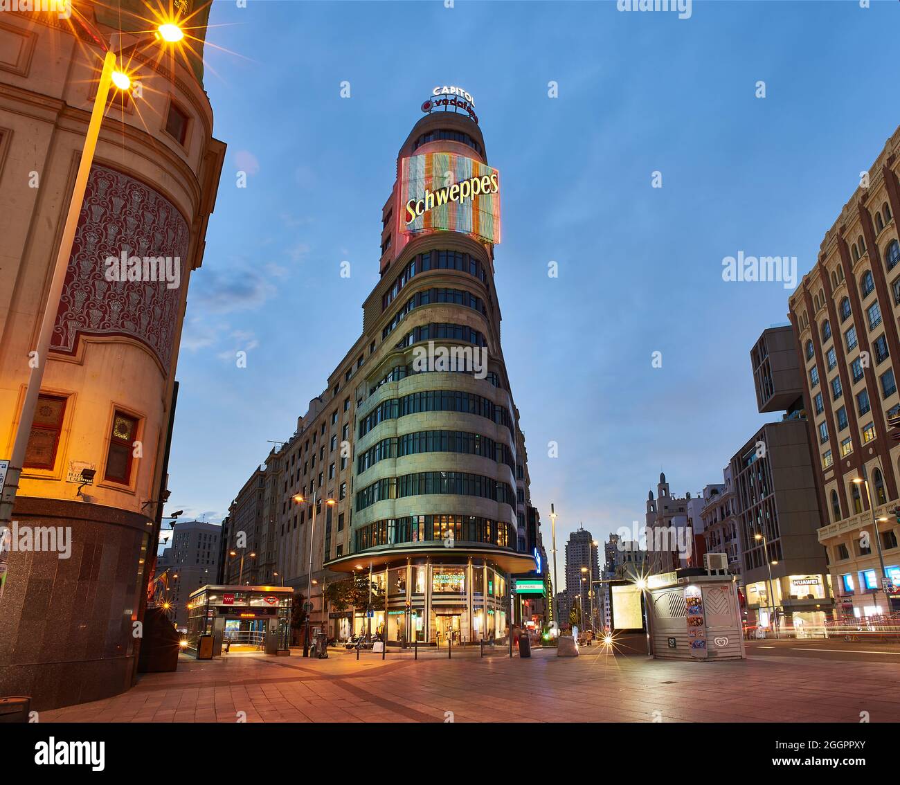 Madrid, España - 1 de septiembre de 2021. Vista nocturna de la plaza Callo con el edificio Carrion en el fondo. Madrid, España. Foto de stock