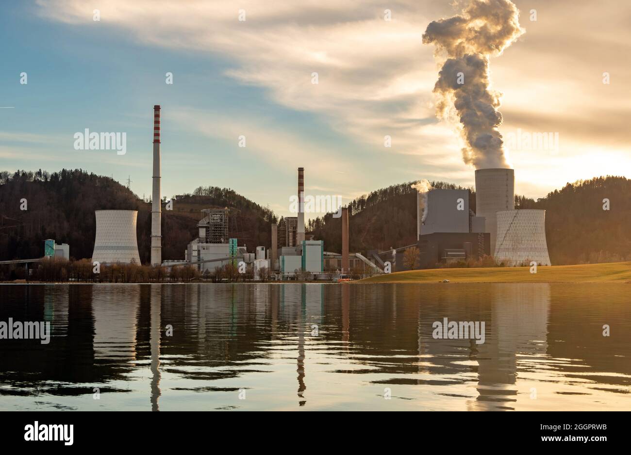 Aumento de humo sobre una planta de energía térmica Foto de stock