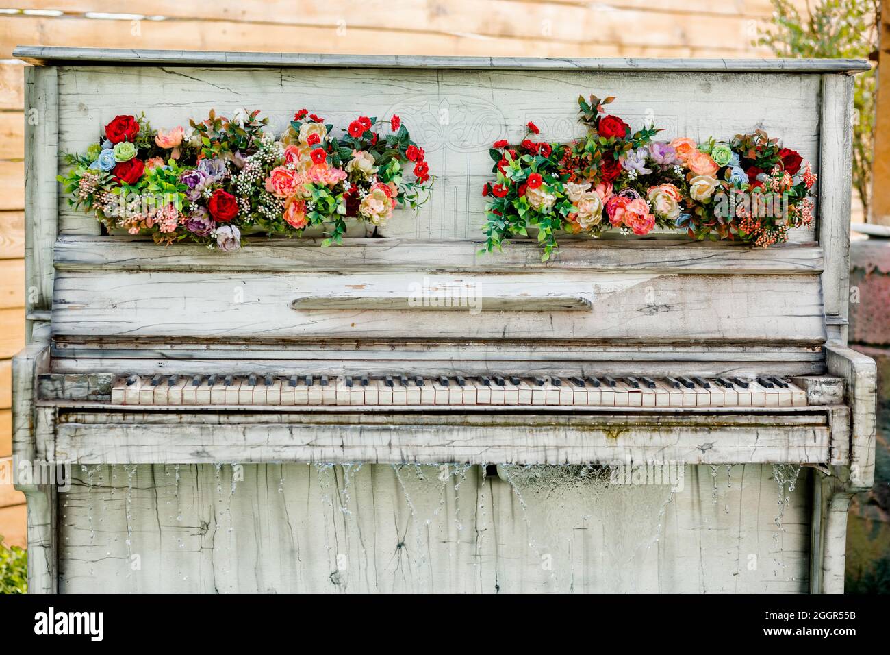 Piano blanco retro decorativo al aire libre con ornamentos de flores y  cascada de agua Fotografía de stock - Alamy