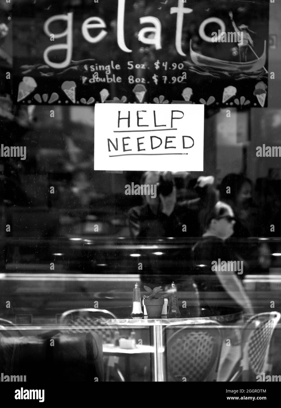 Un letrero 'Ayuda Buscada' en la ventana de un café en Santa Fe, Nuevo México. Foto de stock