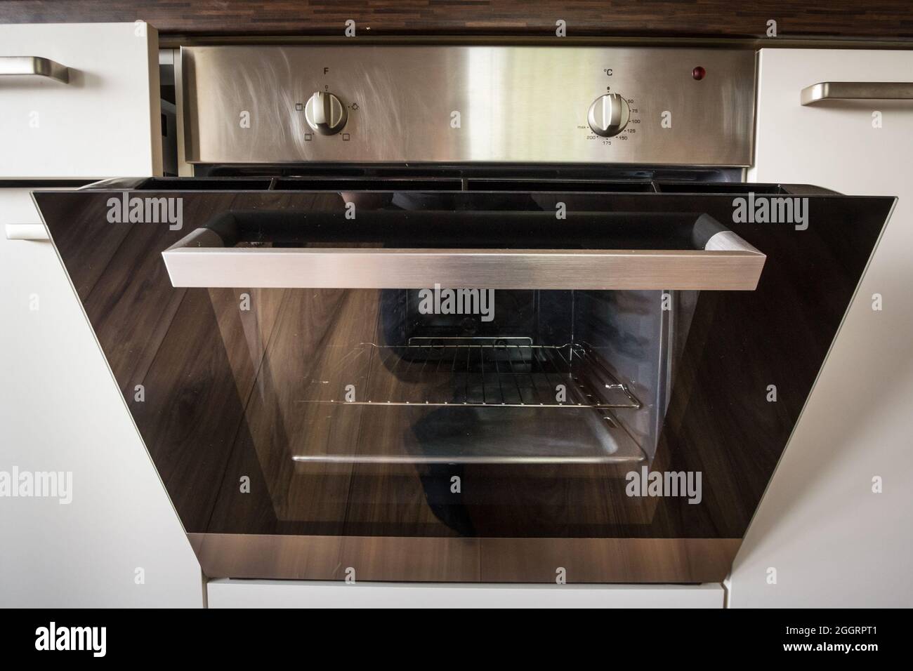 Imagen de un horno interior, un eléctrico integrado, listo para usar, con  una puerta abierta, en una cocina moderna Fotografía de stock - Alamy