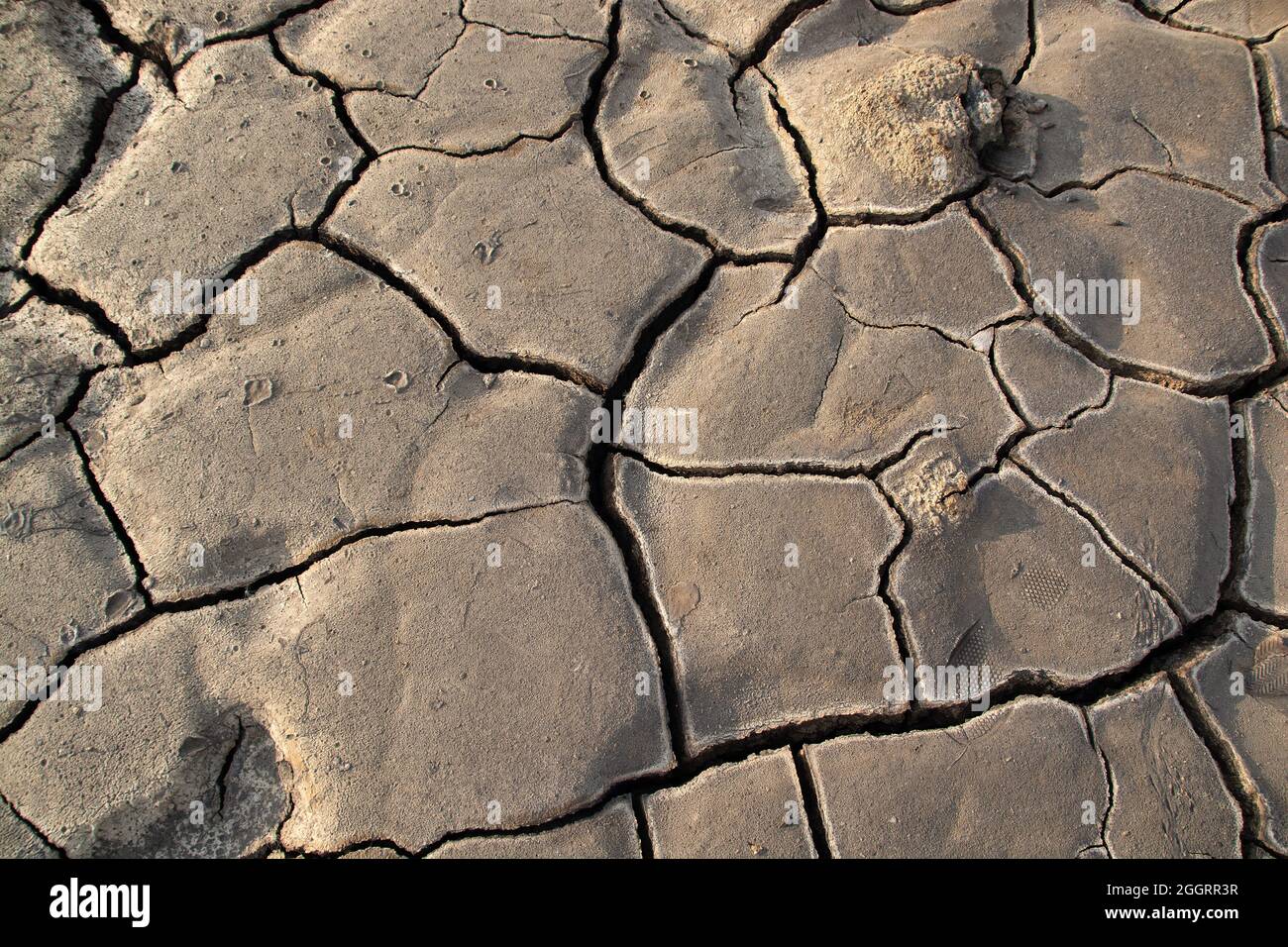 la textura de arcilla refractaria con grandes cracks.sequía y problemas ambientales Foto de stock