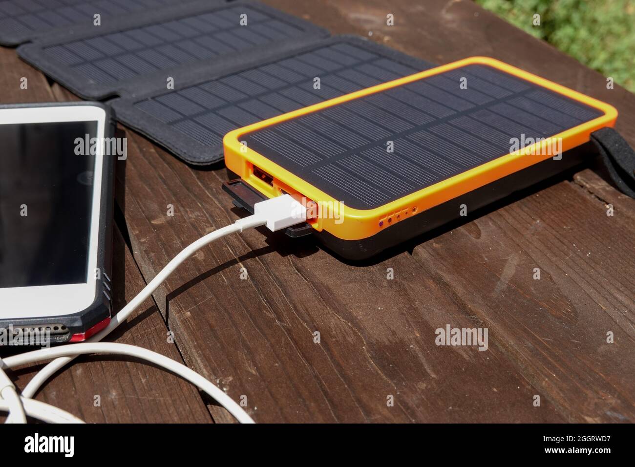 Paneles solares portátiles con batería de almacenamiento de banco de  energía de carga de un iPhone Fotografía de stock - Alamy