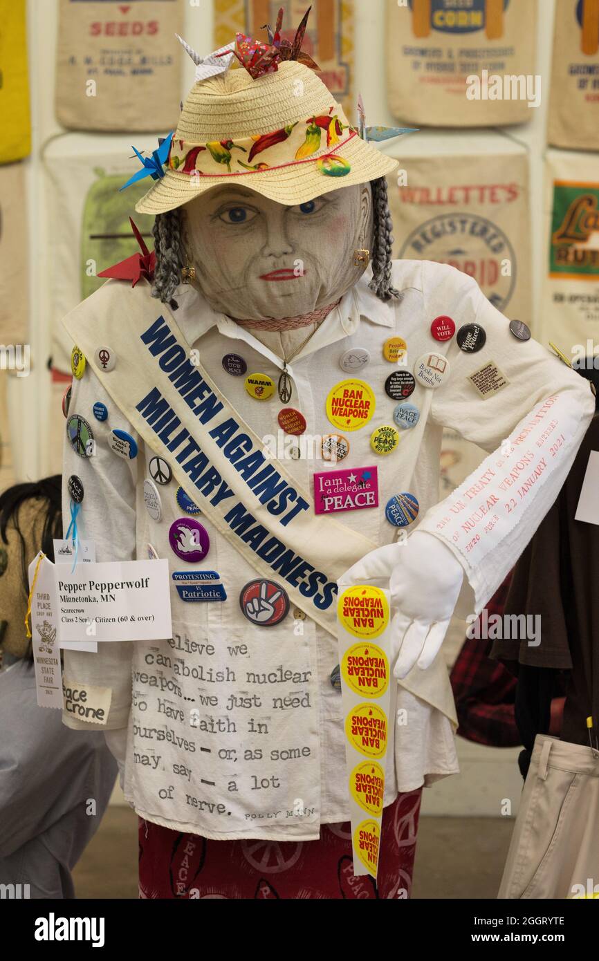 Uno de los participantes en el concurso de scarecrow retrata a una activista anti-guerra, de Pepper Pepperwolf. Foto de stock