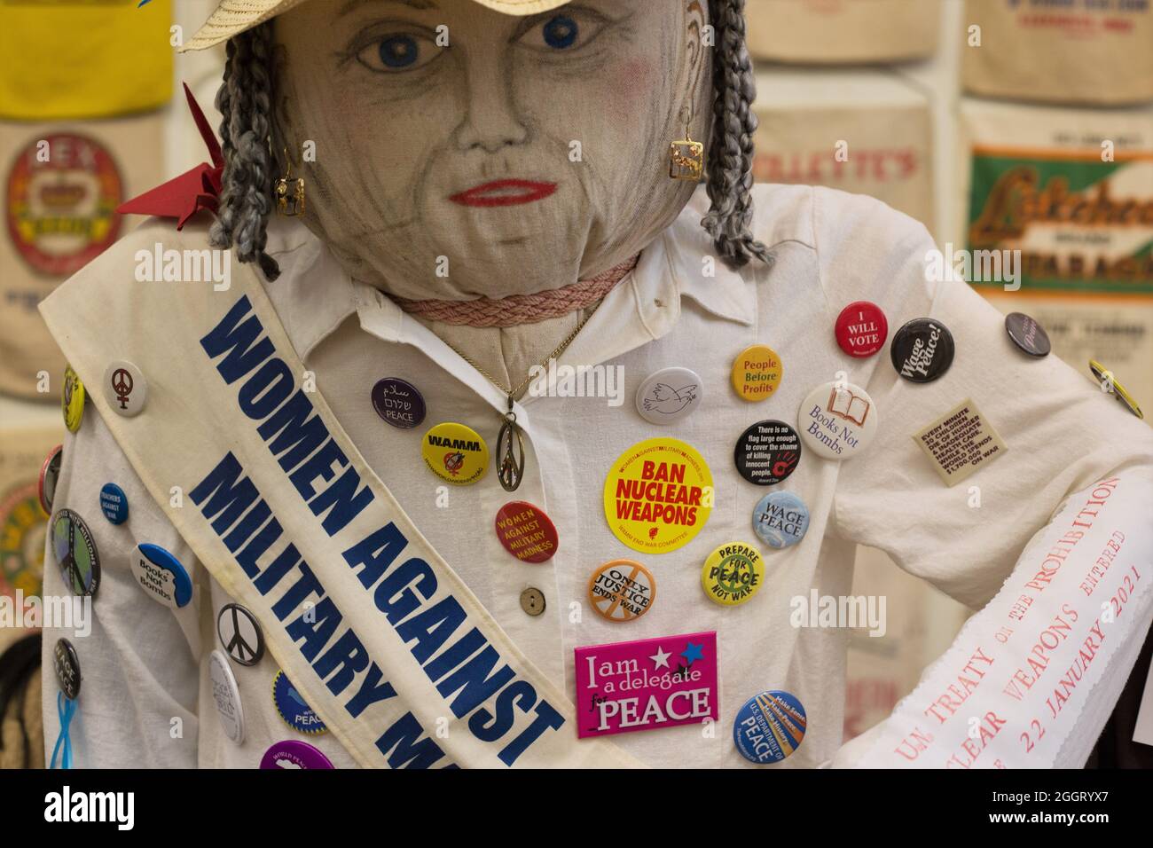 Uno de los participantes en el concurso de scarecrow retrata a una activista anti-guerra, de Pepper Pepperwolf. Foto de stock
