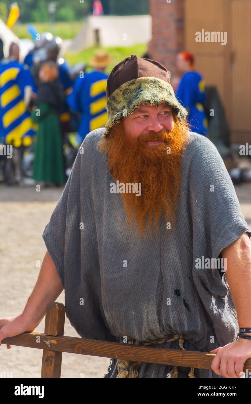 Hombre con larga barba roja en el Festival Medieval 2021 en Hämeenlinna  Finlandia Fotografía de stock - Alamy