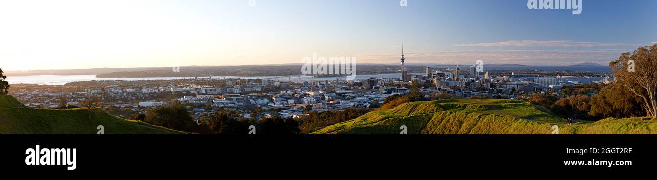 Vista de la ciudad de Auckland desde Mt Eden, Auckland, Nueva Zelanda Foto de stock