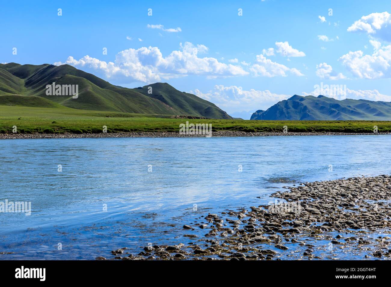 Praderas y río con paisaje natural de montaña en Xinjiang. Foto de stock