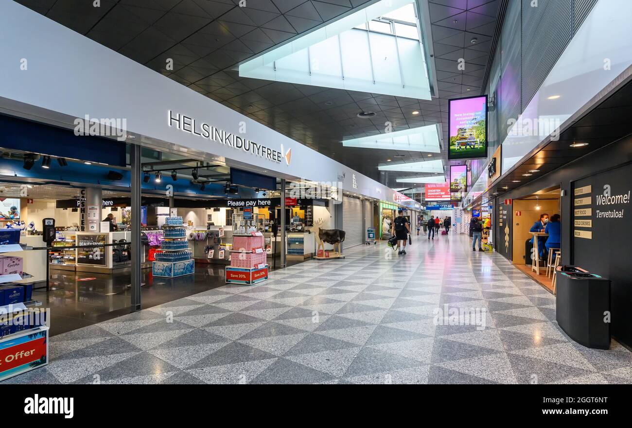 Helsinki, Finlandia 12.08.2021: El aeropuerto de Helsinki Vantaa restablece el funcionamiento normal tras las restricciones de viaje mediante los protocolos de control de la pandemia de Covid-19. Tran Foto de stock