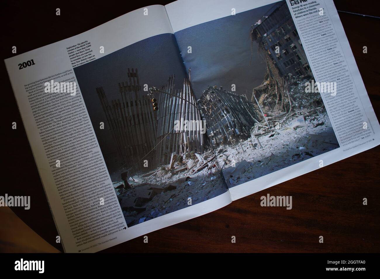 11 de septiembre de 2001 - artículo de la revista con foto que muestra los restos mortales del World Trade Center, Manhattan, Nueva York. Suplemento de fin de semana del periódico Guardian : 2001, El año en fotos con ensayo de Alan Rusbridger Foto de stock