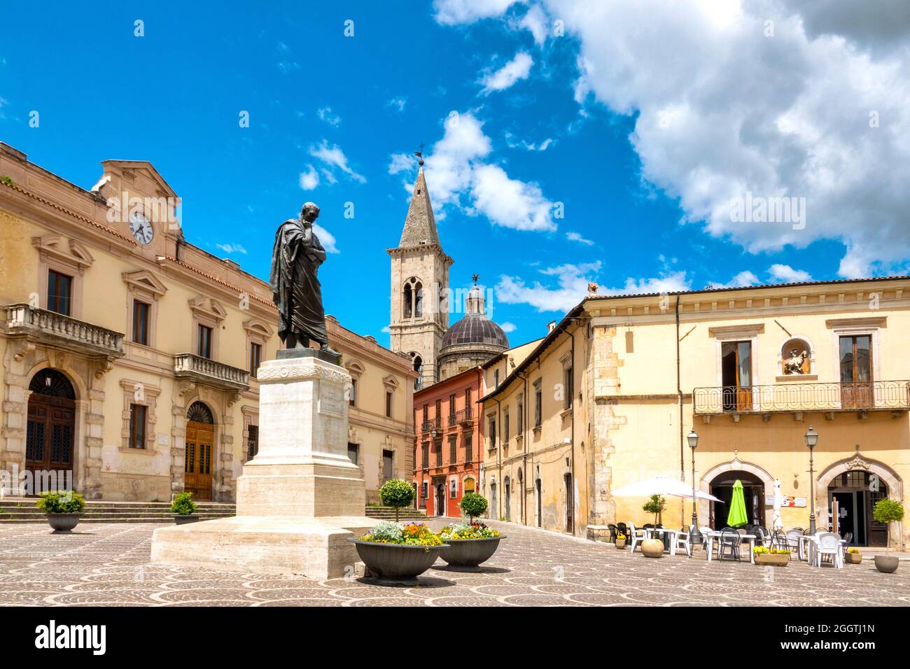 Estatua de Ovid en Piazza XX Settembre, Sulmona, Italia Foto de stock