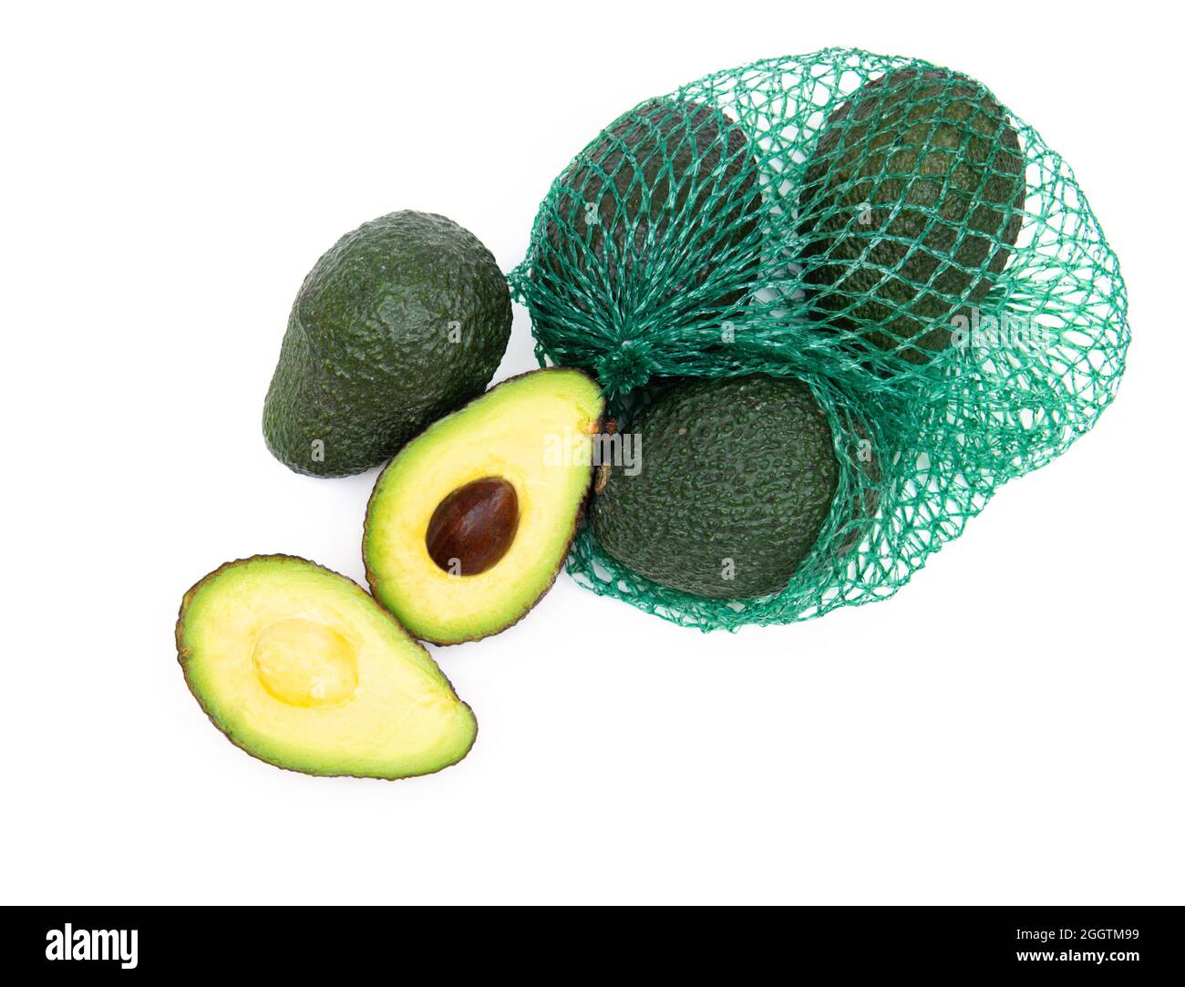 Bolsa de malla abierta con aguacates frescos aislados sobre blanco. Se  corta una fruta de aguacate Fotografía de stock - Alamy