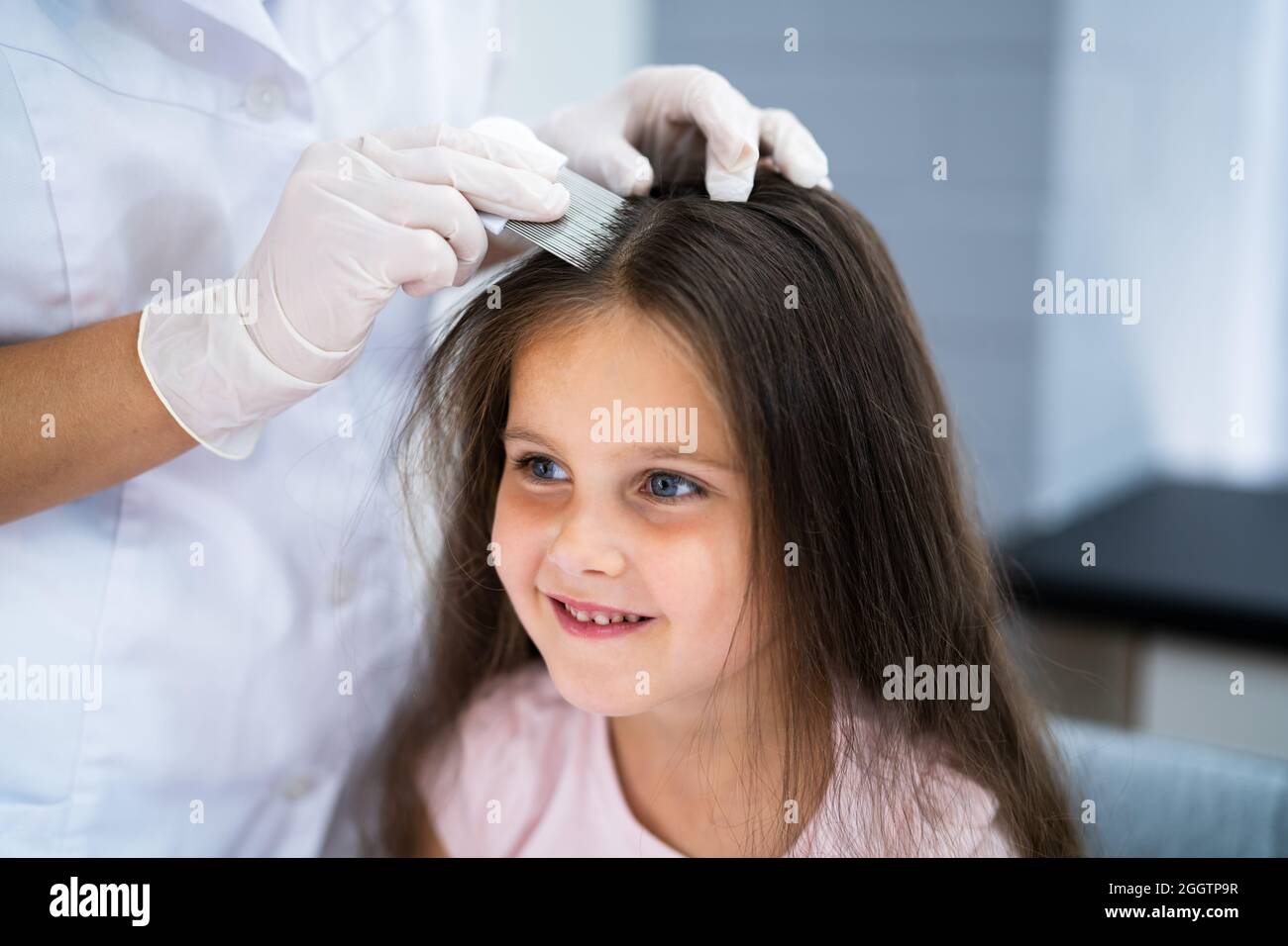 Niño Doctor que revisa el cabello de la cabeza para Lice Foto de stock