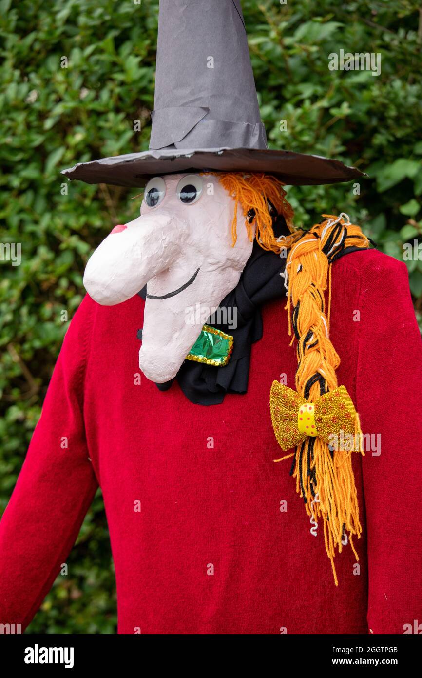 El pueblo de Desford de 2021 Scarecrow festval se celebra a finales de agosto. El evento fue cancelado el año anterior debido a la pandemia. El evento tiene lugar durante tres días durante el fin de semana de vacaciones bancarias. La imagen muestra los espantapájaros en Manor Road. Foto de stock