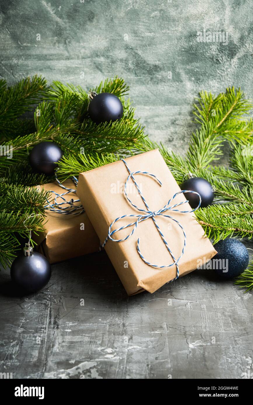 Fondo de Navidad con regalos y ramas de pino sobre el fondo rústico.  Enfoque selectivo. Profundidad de campo baja Fotografía de stock - Alamy