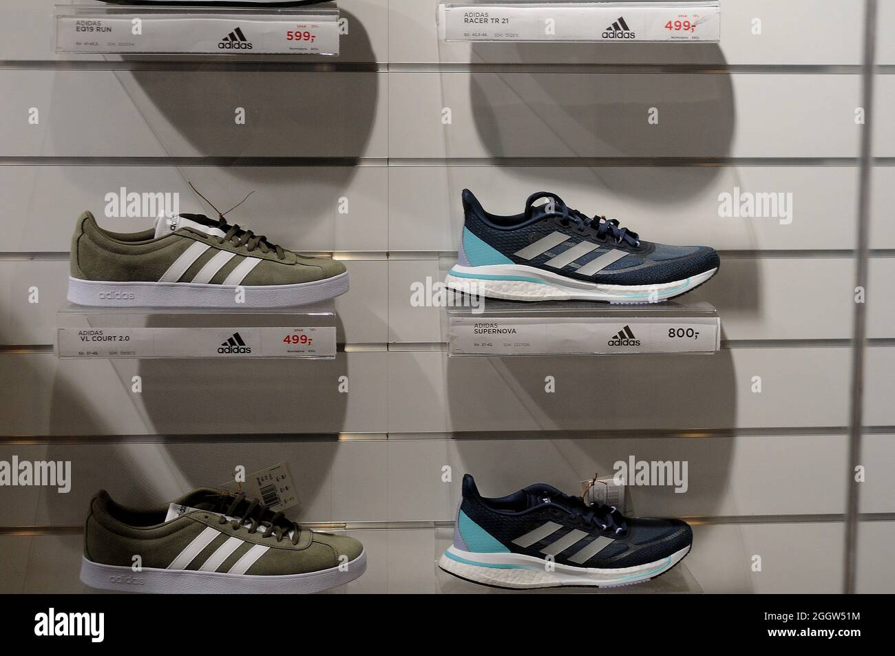 Copenhague, Dinamarca.,03 de septiembre de 2021/DEUTSUE Adidas muestra de calzado deportivo a la venta en la tienda de de la capital (Foto..Francis Joseph Fotografía de stock - Alamy