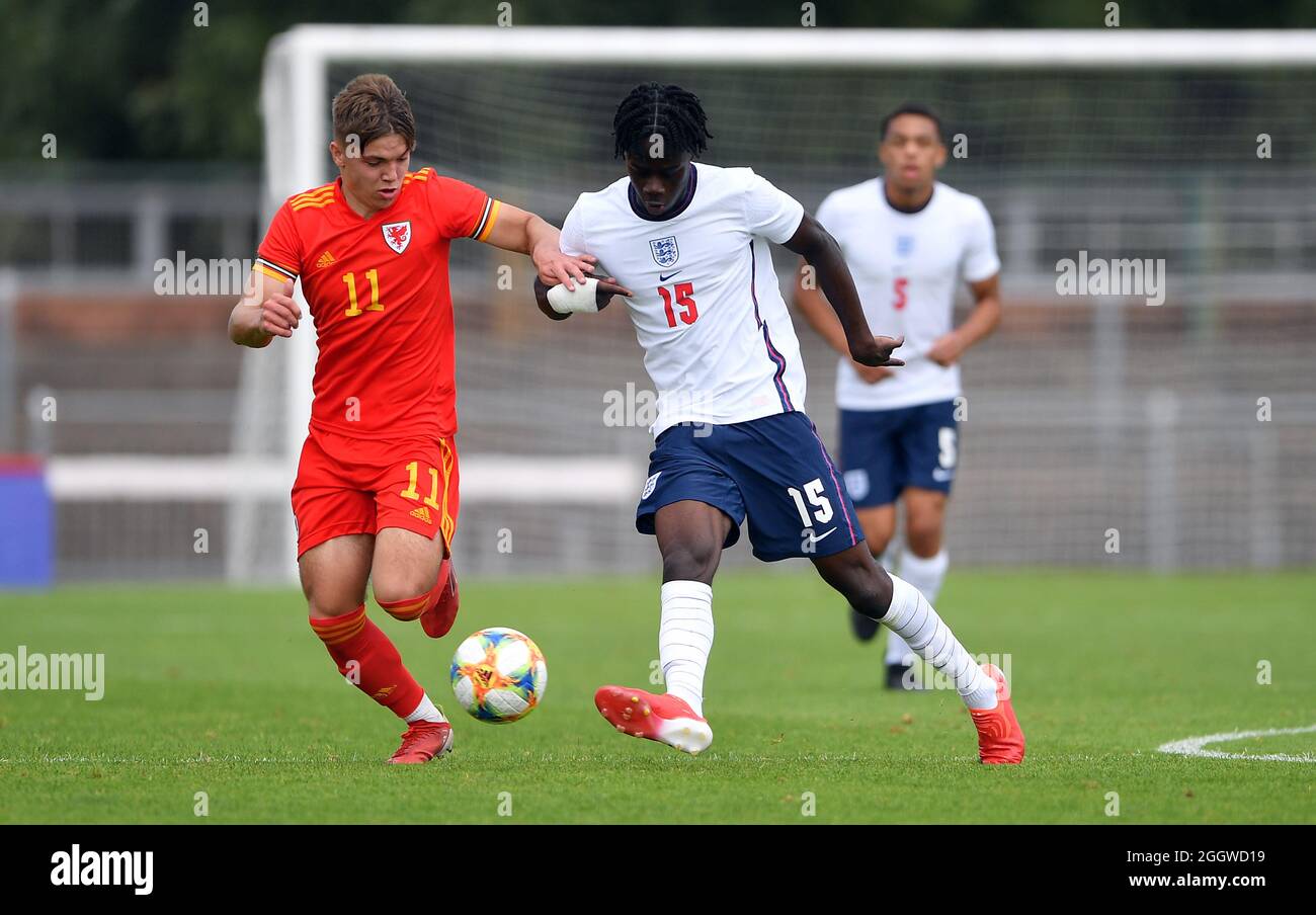 Wales U18 S Cian Ashford And England Darko Gyabi De U18 Batallar Por El Balon Durante El