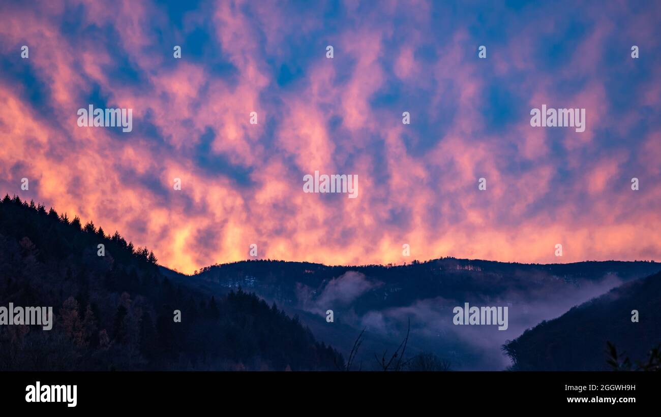Parece que el cielo arde Foto de stock