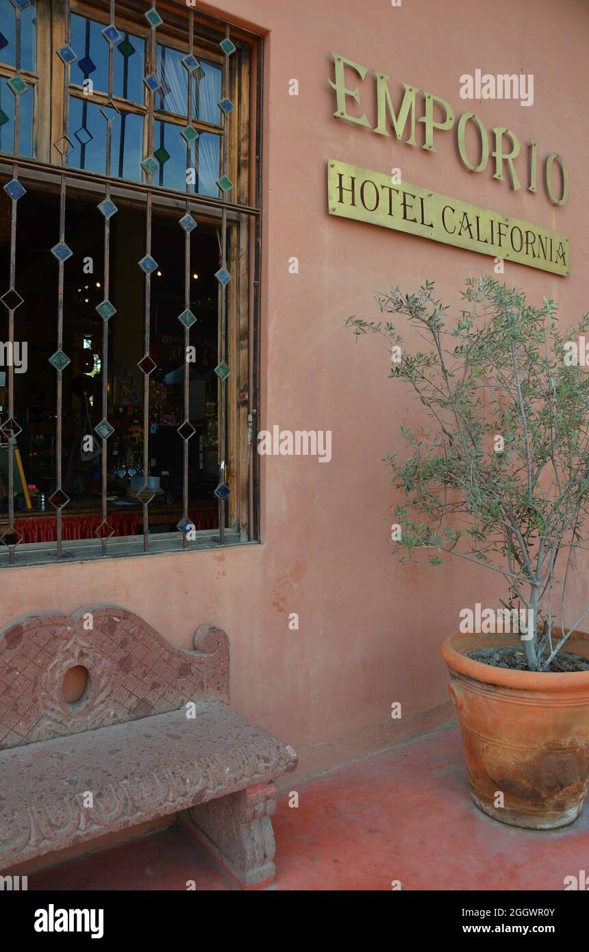 Vista panorámica exterior de Emporio, una galería de primera clase y tienda  de regalos adyacente al famoso Hotel California en Todos Santos, Baja  California Sur México Fotografía de stock - Alamy