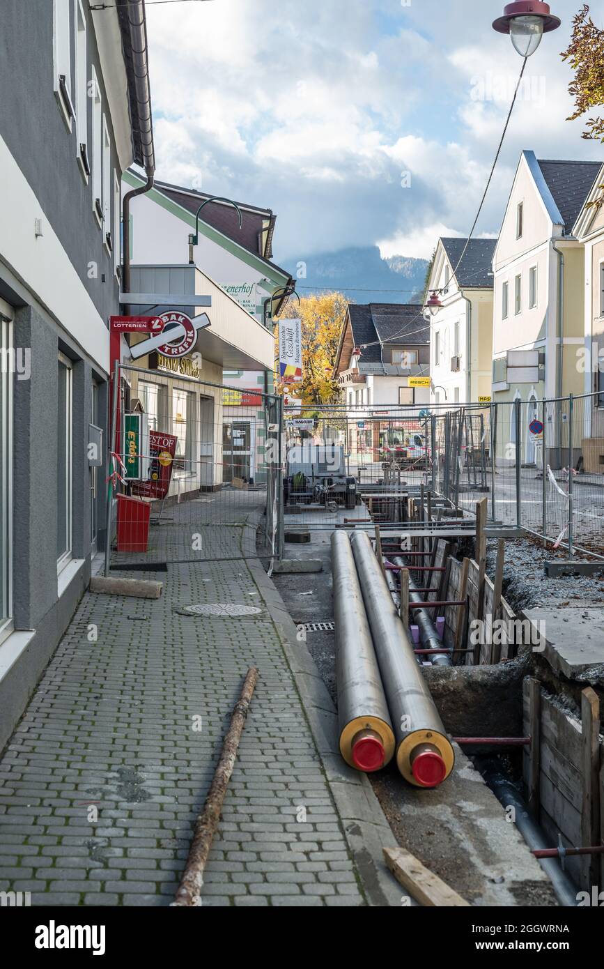 LIEZEN, AUSTRIA - 09 de diciembre de 2020: Se colocan pipas en la calle Foto de stock