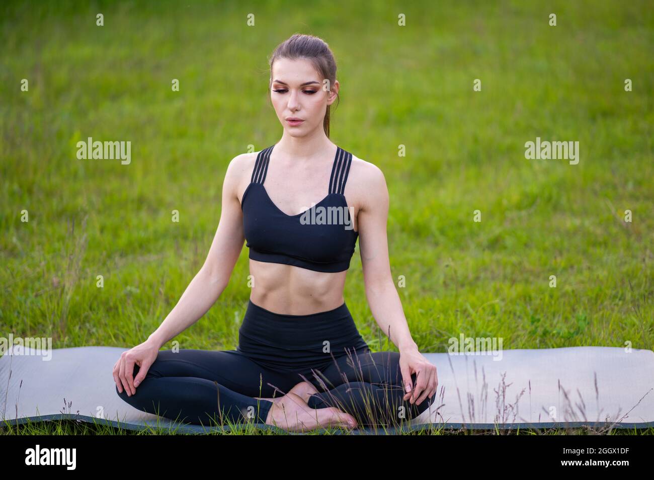 Mujer deportiva haciendo yoga y un estilo de vida saludable en la naturaleza.  Deportes al aire libre Fotografía de stock - Alamy