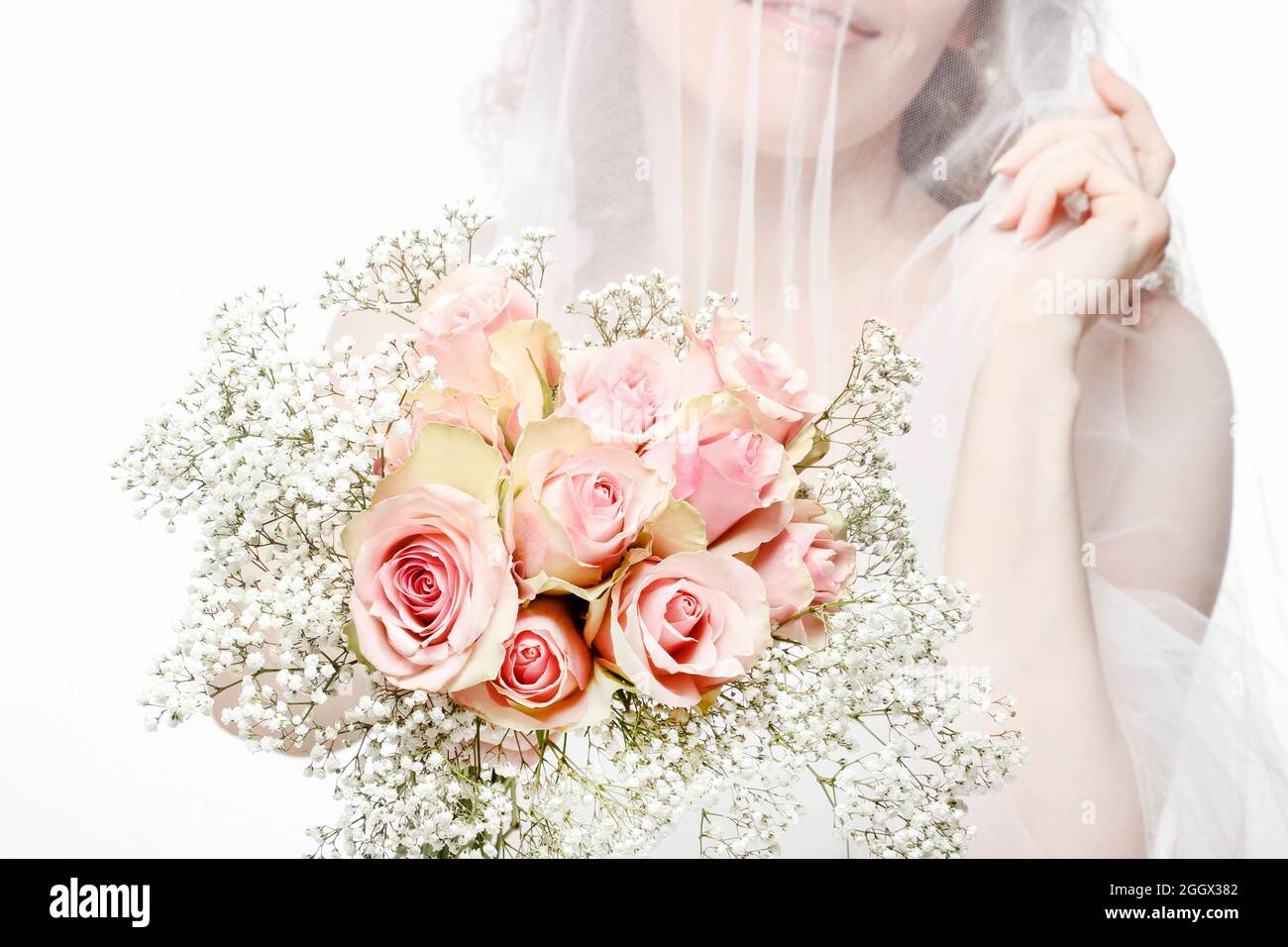 Hermoso ramo de novia con rosas rosadas y paniculata de yeso. Hora de la  boda Fotografía de stock - Alamy