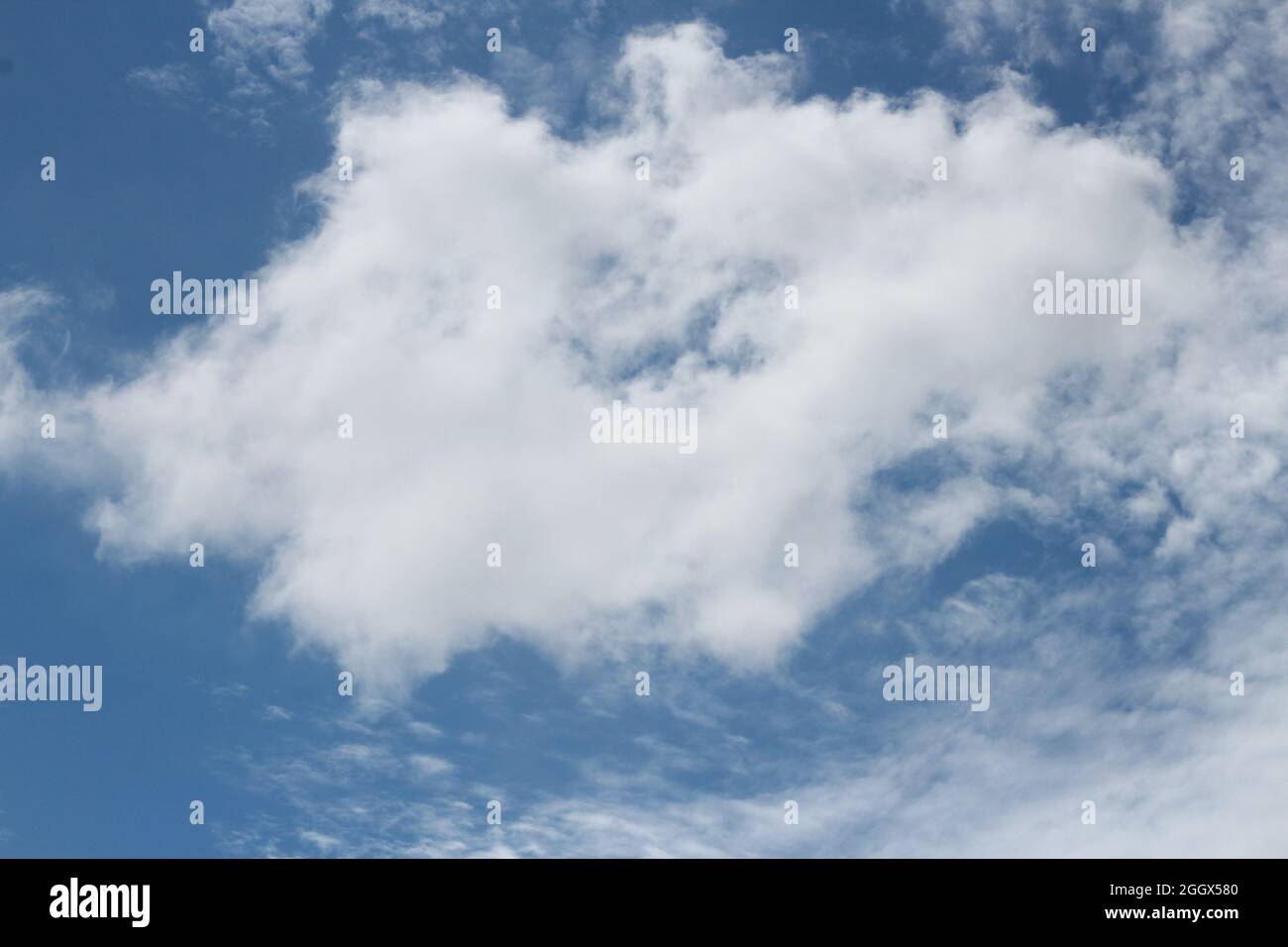 Cielo muy hermoso y hermosa nube de cirrus en el día soleado. Puede utilizar banner, fondo, papel tapiz. Foto de stock