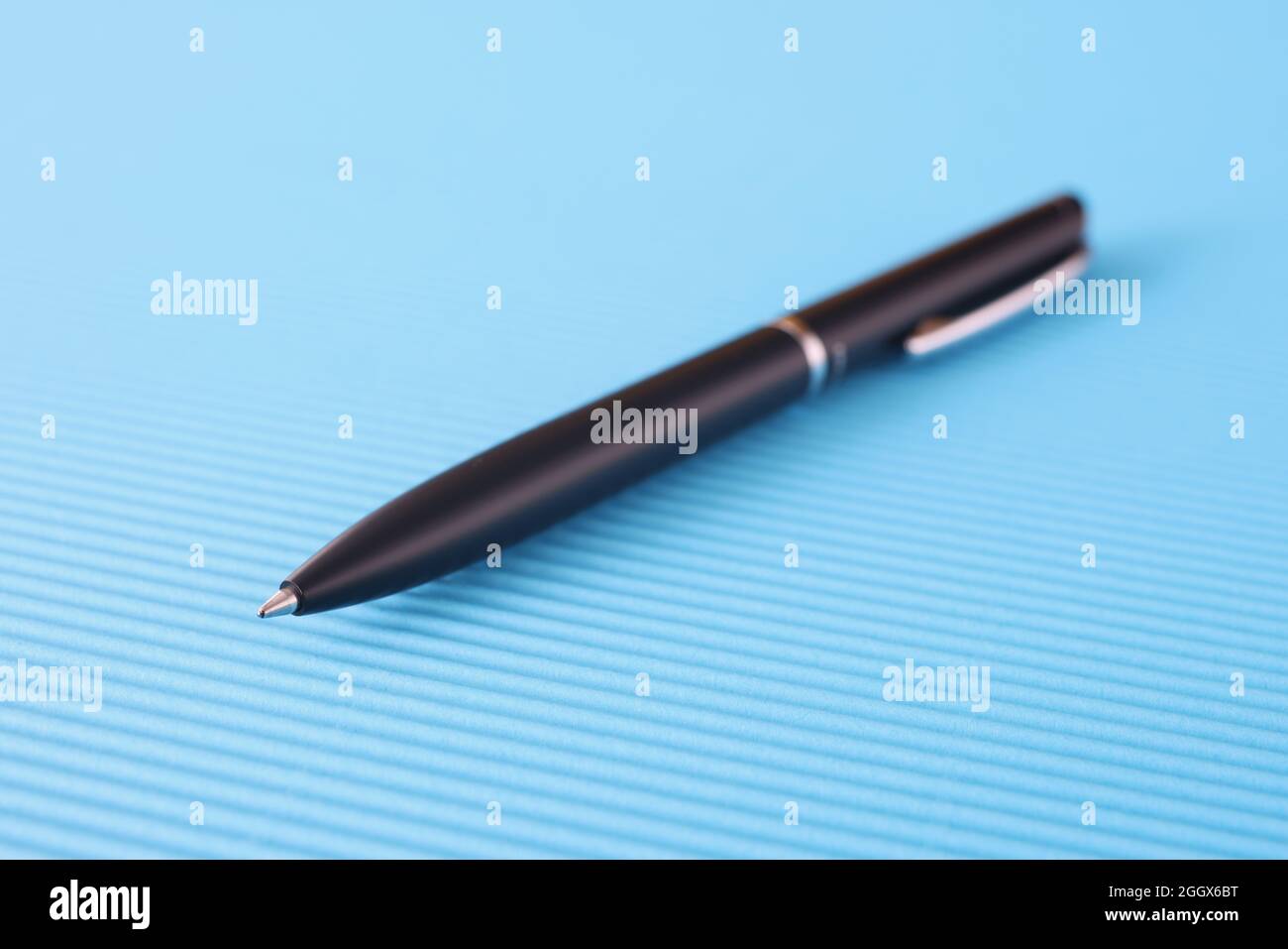 Bolígrafo negro sobre fondo azul. primer plano Fotografía de stock - Alamy