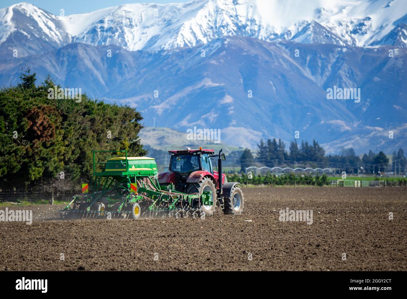 Sheffield, Canterbury, Nueva Zelanda, septiembre de 3 2021: Un agricultor perfora un campo recién arado a principios de la primavera Foto de stock