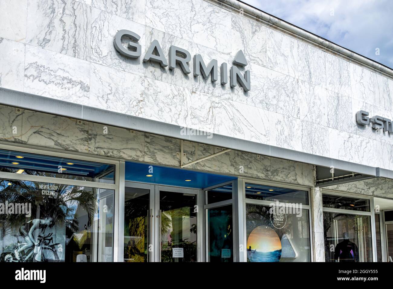 Miami, EE.UU. - 18 de enero de 2021: Miami Beach ciudad con signo para  Garmin tienda de deportes para equipos y relojes en la famosa Lincoln Road  en Florida Fotografía de stock - Alamy