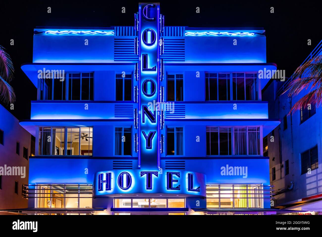 Miami Beach, Estados Unidos - 20 de enero de 2021: Distrito histórico art deco por la noche con luz azul neón de la fachada del hotel Colony en South Beach, Florida Foto de stock