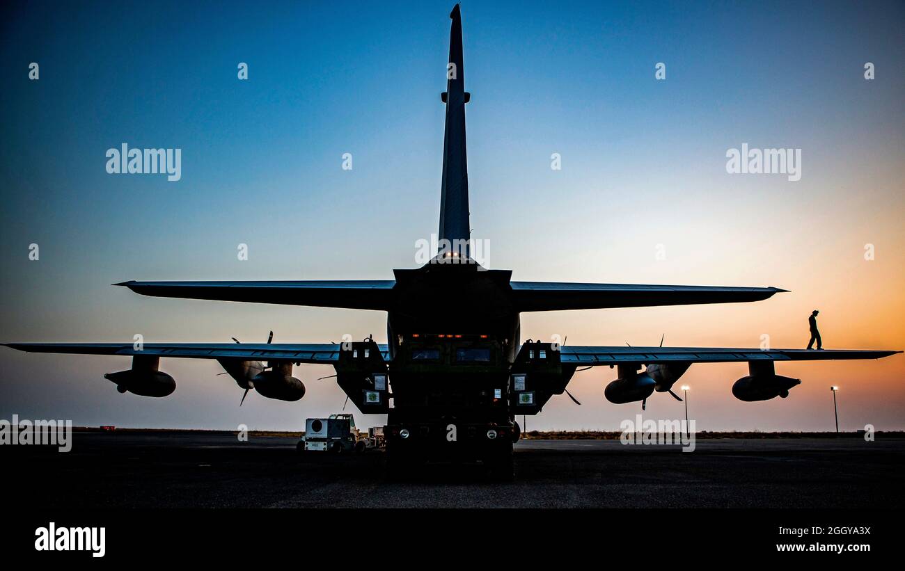 U.s. Marine Corps Cpl. Livan Sandoval, un maestro de la tripulación de aviones de ala fija con escuadrón de transporte aéreo marino Refugio 352, adjunto al comando Central de respuesta A Crisis de la Fuerza de tarea Aire-Tierra Marina De Propósito especial, inspecciona el ala de estribor mientras que los infantes de marina con el 2º Batallón, 14º Regimiento Marino, Cargue el sistema de cohetes de artillería de alta movilidad M142 en un avión Hércules KC-130J en Kuwait, 25 de mayo de 2019. Una Fuerza de tarea Aérea Marina está específicamente diseñada para ser capaz de desplegar fuerzas de aviación, tierra y logística en un momento dado a aviso. (EE.UU Marine Corps foto por Lance Cpl. Mack Foto de stock