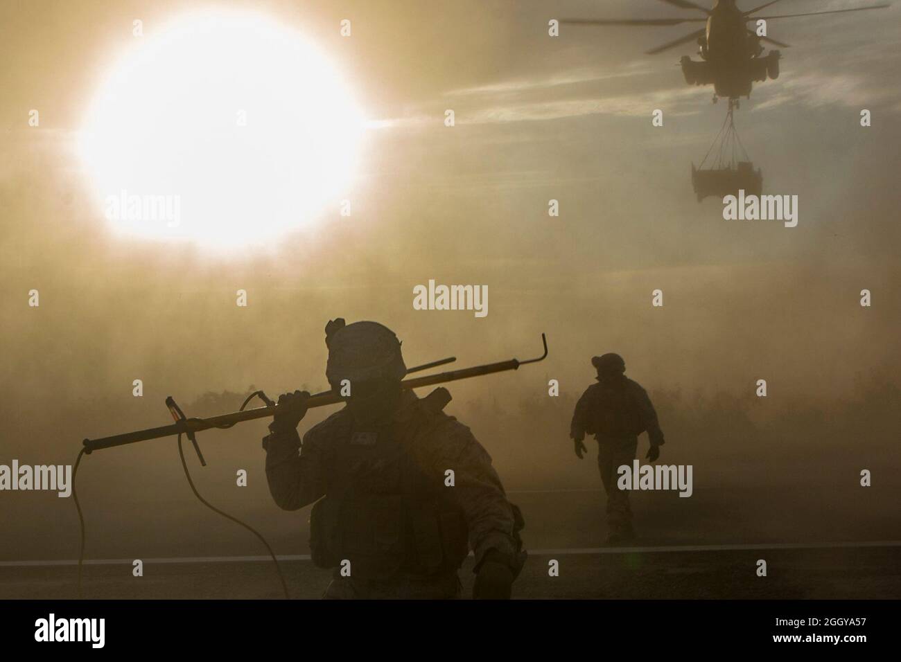 U.S. Marines, Lance Cpl. Sebastiane Megariz, a la izquierda, y Gunnery Sgt. Jeffery Addison Jr., derecha, ambos especialistas de apoyo de aterrizaje, con Combat Logistics Batallón 13, Combat Logistics Regiment 17, 1st Marine Logistics Group, reagruparse después de aparejos de vehículos tácticos en un Super Stallion CH-53E, asignado al Escuadrón de Armas y Tácticas de Aviación Marina (MAWTS-1), Durante un levantamiento directo del centro de apoyo aéreo en una base expedicionaria avanzada, en apoyo del curso de Instructor de Armas y Tácticas (WTI) 2-21, en el Auxiliar Airfield IV, cerca de Yuma, Arizona, 29 de marzo de 2021. WTI es un evento de entrenamiento de siete semanas Foto de stock