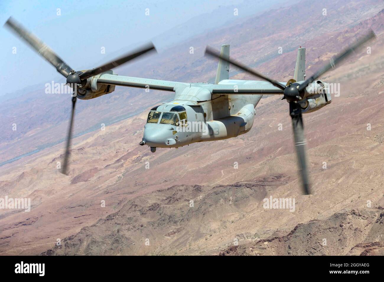 Un Cuerpo de Infantería de Marina MV-22B Osprey, asignado al Escuadrón Uno de Armas y Tácticas de Aviación Marina (MAWTS-1), vuela durante un día en apoyo del curso de Instructor de Armas y Tácticas (WTI) 2-21, cerca de Yuma, Arizona, 6 de abril de 2021. El curso WTI es un evento de capacitación de siete semanas organizado por MAWTS-1, que proporciona capacitación táctica avanzada estandarizada y certificación de las calificaciones de instructores de unidad para apoyar la capacitación y preparación de la aviación marina, y ayuda en el desarrollo y empleo de armas y tácticas de aviación. (EE.UU Marine Corps foto por Lance Cpl. Larisa Chávez) Foto de stock