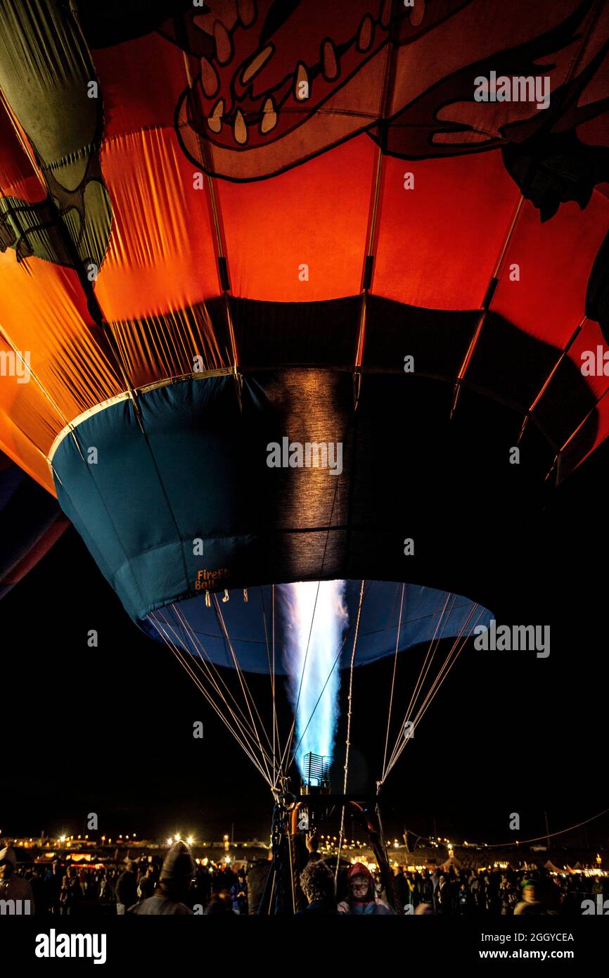 Inflar globo de aire caliente con llama de propano, Albuquerque International Balloon Fiesta, Albuquerque, New Mexico USA Foto de stock