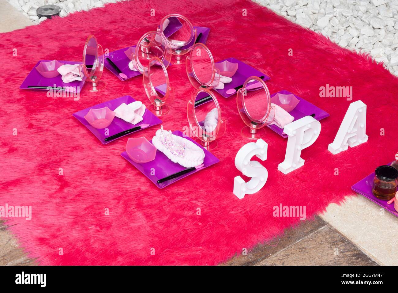 Fiesta de spa para chicas fotografías e imágenes de alta resolución - Alamy