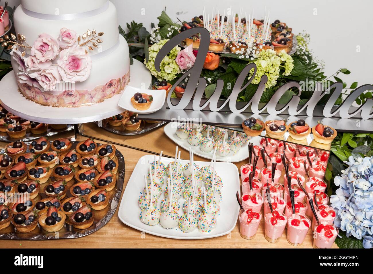 Mesa con dulces, postres y pastel, mesa decorada para la recepción; fiesta  de quince años Fotografía de stock - Alamy