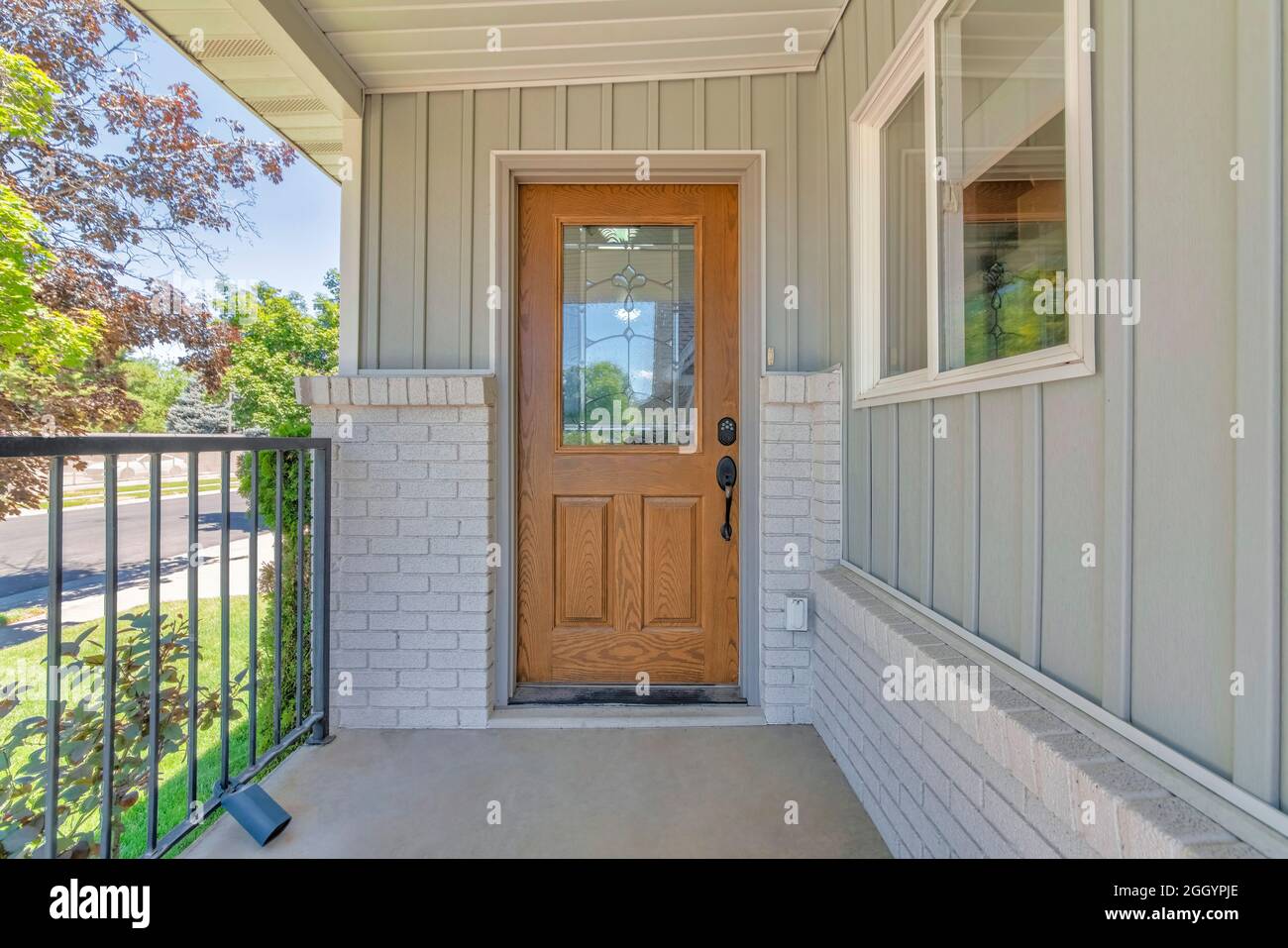 Puerta exterior de madera frontal con panel de cristal ornamentado y acceso  digital con teclado Fotografía de stock - Alamy