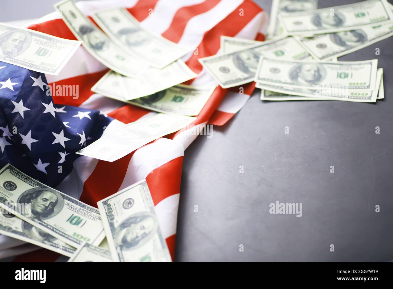 Ley de los Estados Unidos, escalas de justicia y bandera estadounidense