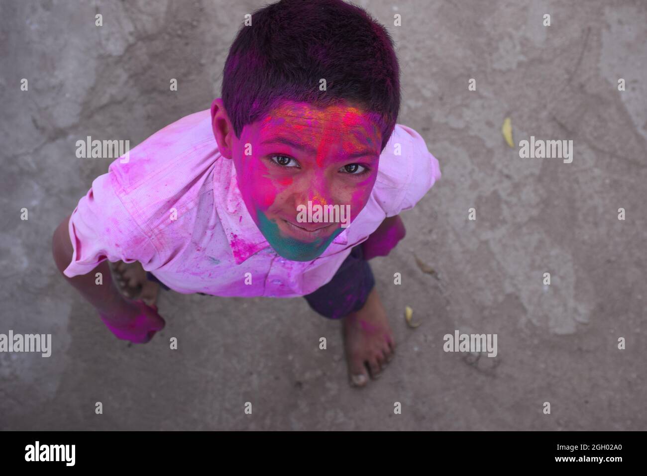 Niño jugando con colores, de humor feliz. Concepto para el festival indio Holi Foto de stock