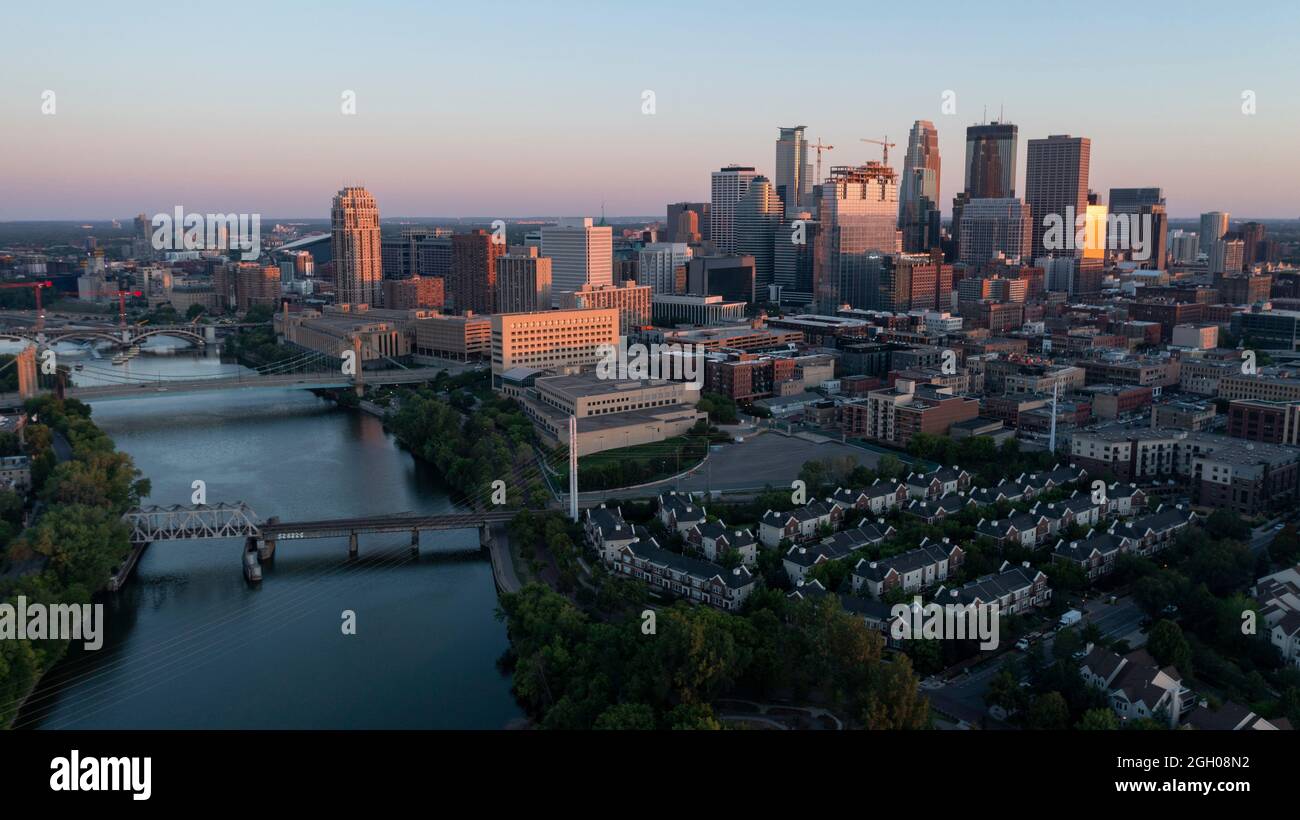 La puesta de sol llega a la orilla del río y al centro de la ciudad norte de Minneapolis MN Foto de stock