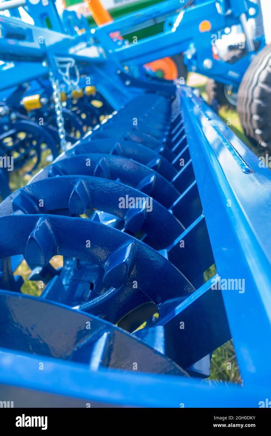 Plancha para el remolque del tractor de arado azul Fotografía de stock -  Alamy